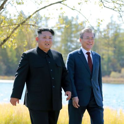 Kim Jong-un ja Moon Jae-in kävelemässä puistossa. 