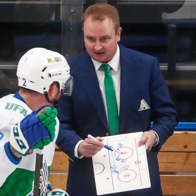 Tomi Lämsä antaa ohjeita KHL:ssä