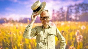 IT-företagaren Kaj Arnö har också grundat Projekt Fredrika, som jobbar med att förbättra det innehåll på Wikipedia som gäller det svenska i Finland. “MySQL och MariaDB har lärt mig sånt som behövs när man snickrar på Wikipedia: programmering, öppenhet, fö Kaj Arnö står på en sommaräng och lyfter på en sommarhatt från hjässan.