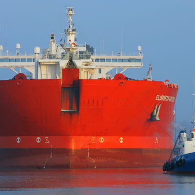 Oljetankern Elisabeth Knutsen bogseras till hamnen i Rostock, Tyskland