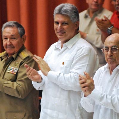 Raul Catro och Miguel Diaz-Canel applåderar i den kubanska nationalförsamlingen. 