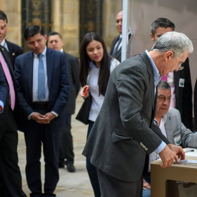 Colombias expresident Álvaro Uribe (till höger) och partiets presidentkandidat Iván Duque (till vänster) i en vallokal i Bogota på söndagen. 