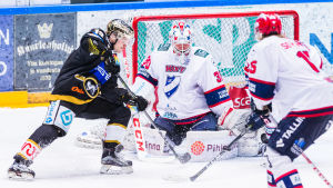 Lankinen gjorde flera starka säsonger i HIFK. Julius Junttila mot Kevin Lankinen.