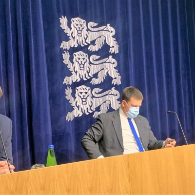 Viron ulkoministeri Urmas Reinsalu (vas.), pääministeri Jüri Ratas ja maatalousministeri Arvo Aller tiedottivat torstaina uusista päätöksistä koronarajoitusten lievennyksiin liittyen.