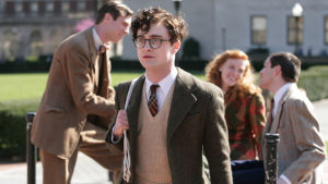Daniel Radcliffes karaktär i “Kill Your Darlings” (2013) har en klädstil som ofta imiteras och återskapas på dark academia-konton. Scen ur filmen "Kill Your Darlings." På bilden syns Daniel Radcliffe och andra personer i bakgrunden.