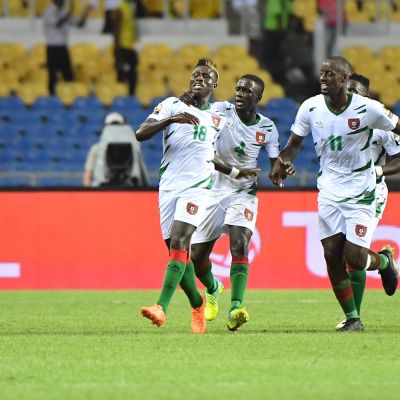 Guinea-Bissaun pelaajat juhlivat Piquetin maalia.