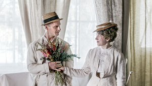 Eugen Schauman och hans syster Sigrid med blommor i händerna.