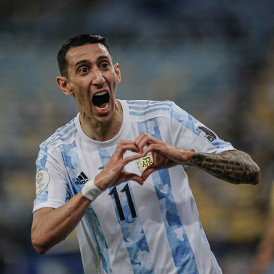 Angel Di Maria gör hjärttecken med fingrarna och vrålar.