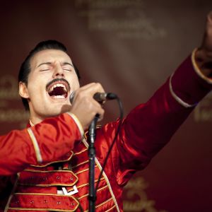 Freddie Mercuryn laulava vahanukke lähikuvassa.