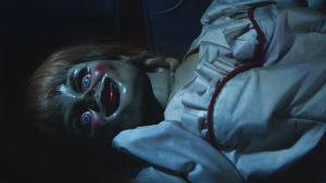 Hej på dej. En modern version av Annabelle som i verkligheten lär ha varit en trasdocka. Dockan Annabelle ser allt annat än mysig ut.