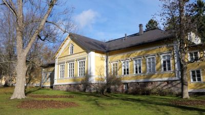 Ett gammalt gult trähus