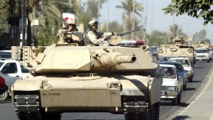Amerikanska militärens pansarvagnar M1 Abrams. Amerikans pansarvagn av modellen M1 Abrams