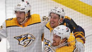 Nashvilles Erik Haula (i mitten) firar sitt mål. Nashvilles Erik Haula (i mitten) firar sitt mål.