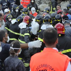 Räddningsarbetare söker igenom rasmassor i Pescara del tronto