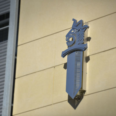 närbild av polisemblemet svärd med lejonhuvud på fasaden av Vasa polishus