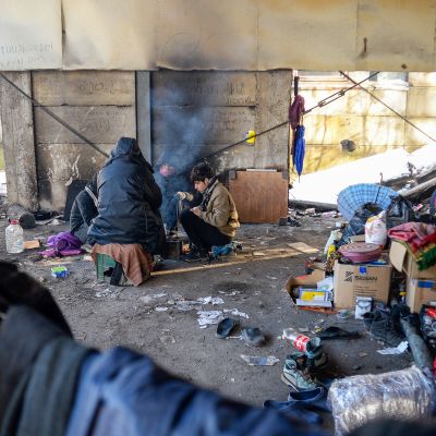Siirtolaisia Kroatian ja Bosnia-Herzegoninan raja-alueella.