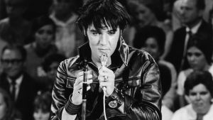 Seitsemän kertaa Elvis. Elvis lavalla nahkavaatteissa vuonna 1968. Kuva dokumenttielokuvasta Seitsemän kertaa Elvis.