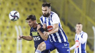 Tim Sparv går in i en närkamp med Fenerbahces Miha Zajc.