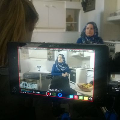 En finländsk kvinna blir intervjuad i sitt hem för konstprojektet 101 för alla.