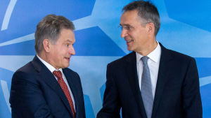 President Sauli Niinistö skakar hand med Natos generalsekreterare Jens Stoltenberg i Bryssel den 9 november 2016. Finlands president Sauli Niinistö och Natos generalsekreterare Jens Stoltenberg i Bryssel den 9 november 2016.