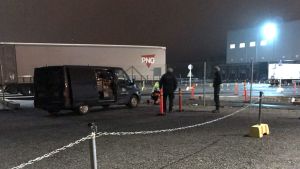 Någon klipper hål i staketet vid Lundos logistikcentral halvsextiden på måndagsmorgonen. Några klipper hål i staketet vid logistikcentralen i Lundo.