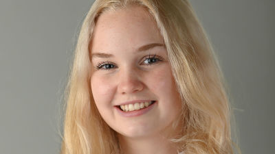 Ekenäs lucia 2021 Felicia Sundström, en ung kvinna med långt ljust hår.