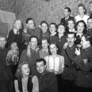 Joulu rintamalla jatkosodan aikaan. Sotilaat ja lotat laulavat joululaulua 1942.