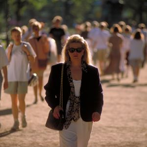 Nainen kävelee kesällä puistossa