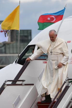 Påven skyndade genast till en mässa i en kyrka i huvudstaden Baku efter sin ankomst till Azerbajdzjan Påven Franciskus skyndade genast till en mässa i en kyrka i huvudstaden Baku efter sin ankomst till Azerbajdzjan