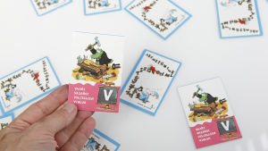 Att spela minnesspel gör dig bra på minnesspel. Inte på att minnas. En hand som håller i ett memorykort.