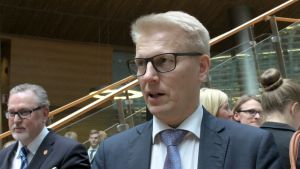 Under talmannens bjudning hade deltagarna möjlighet att prata med riksdagsledamöter och ministrar. Miljöminister Kimmo Tiilikainen pratar bland annat om skyddandet av utrotningshotade djur med några ungdomar. Kimmo Tiilikainen