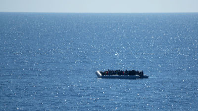 Tysk marin räddar båtflyktingar utanför Libyens kust.