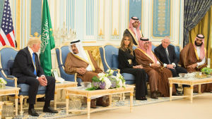 President Donald Trump och kung Salman samtalar i kungliga palatset i Riyadh. President Donald Trump och kung Salman samtalar i kungliga palatset i Riyadh.