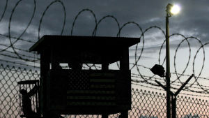 Sedan 2002 har USA hållit över 700 misstänkta terrorister eller "illegala krigare" fångna på fånglägret Guantánamo. En vakt klättrar upp i ett vakttorn i Guantanamo-lägret på Kuba i februari 2006