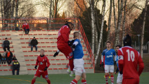 Mindre matcher på intima planer skapar helt egen ljudvärld, här Jaro-GBK. Fotbollsmatch mellan Jaro och GBK.