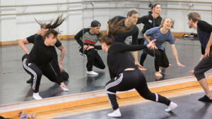Här tränar Roine Söderlundh med dansare inför lördagens konsert där nästan 250 artister medverkar. Svenske koreografekn Roine Söderlundh tränar tillsammans med dansare inför konserten Spegling, som äger rum 11.3.2017.