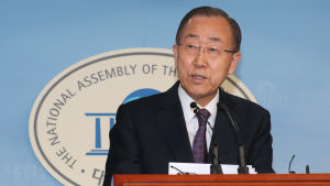Ban Ki-Moon säger att hans generation är den första som kommer att uppleva klimatförändringens effekter. Ban kom med sitt överraskande besked vid en presskonferens i parlamentet i Seoul