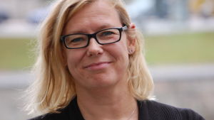 Anna Maria Gustafsson är ledande språkvårdare på Språkinstitutet. blond dam i glasögon småler in i kameran