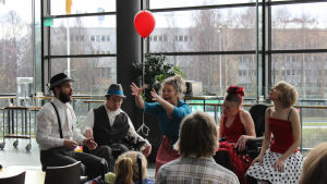 Gunilla Sjövall är själv dansare och tycker om att gå på dansföreställningar. Här uppträder hon med gruppen Danceability. En grupp rulstolsdansare uppträder.