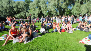 Pridedeltagarna kan breda ut picknickfilten i Stallörsparken. En skön och varm dag smekte publiken.