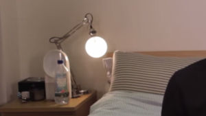 Vattenflaskan som syns i bakgrunden på den här Youtubevideon kan vara betald reklam, och ett exempel på innehållssamarbete. Vi har dolt märket. smygreklam