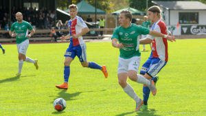 Benjamin Källman är redo för ligan efter flytten från EIF. Benjamin Källman i kamp om bollen