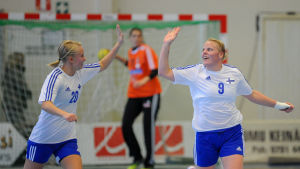 Pamela Degerman har spelat 28 landskamper. Här tillsammans med Annika Näräkkä. (Arkivbild) Annika Näräkkä och Pamela Degerman, FIN-HUN, oktobero 2015.