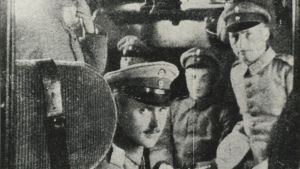 Suomalaisjääkäreitä matkalla Saksan itärintamalle (1916/1917).