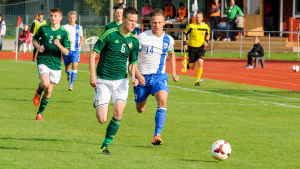 Tobias Fagerström (nummer 14) i landslagsdressen. Tobias Fagerström (t.h) är med i i Finlands U-17-landslag i fotboll.