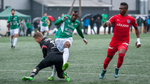 Mamadou Konate skadades i den här närkampen med Åbolagets målvakt Jukka Lehtovaara. EIF:s Mamadou Konate i en närkamp med FC Inters målvakt Jukka Lehtovaara.