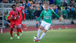 Johan Estlander är mångårig kapten för Ekenäs IF. Ekenäs IF:s Johan Estlander med bollen. I bakgrunden syns två FF Jaro-spelare.