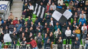 Fotbollsmatcher omfattas av RFV:s begränsningar. VPS-fansen firar på nya fotbollsarenan.