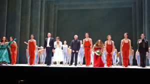 Peer Gynt -baletin loppukiitoksissa frakkipukuinen Markus Lehtinen, sekä myös koreografi John Neumeier, jonka vieressä seisoo oranssihaalarinen Peer Gynt eli Carsten Jung.