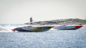 Evenemanget Poker run brukar nästintill avsluta båtsäsongen i Hangö. Arkivbild. Ett hundratal moterbåtar deltog i Poker run 2016 i Hangövattnen.